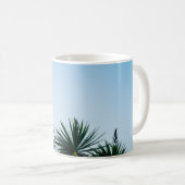 空の下に緑の葉が澄ん植わる コーヒーマグカップ (正面右)