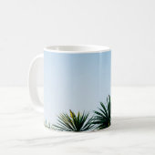 空の下に緑の葉が澄ん植わる コーヒーマグカップ (正面左)