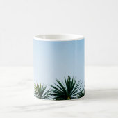 空の下に緑の葉が澄ん植わる コーヒーマグカップ (中央)