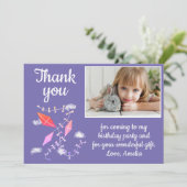 空の凧 紫の女の子 写真 誕生日 サンキューカード (スタンド正面)