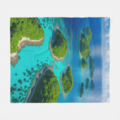 "空の島々：居心地の良い海脱出 フリースブランケット (正面(横))