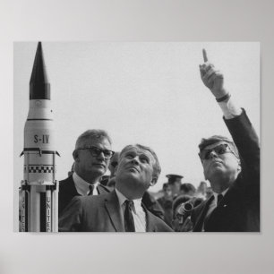 空の方に見ているフォンBraunおよびJFK ポスター