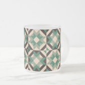 空の星 – 幾何学的な緑 フロストグラスマグカップ (正面右)