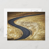 空の曲がりくねった舗装道路 ポストカード (正面/裏面)