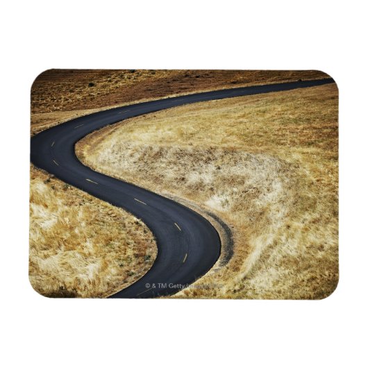 空の曲がりくねった舗装道路 マグネット (横)