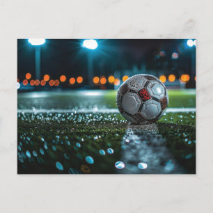 空の濡れたアリーナピッチのサッカーボール シーズンポストカード