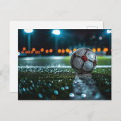 空の濡れたアリーナピッチのサッカーボール シーズンポストカード (正面/裏面)