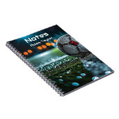 空の濡れたアリーナピッチのサッカーボール ノートブック (右側)