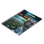 空の濡れたアリーナピッチのサッカーボール ノートブック (左側)