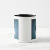 空の白頭鷲の飛行のシルエット マグカップ (中央)