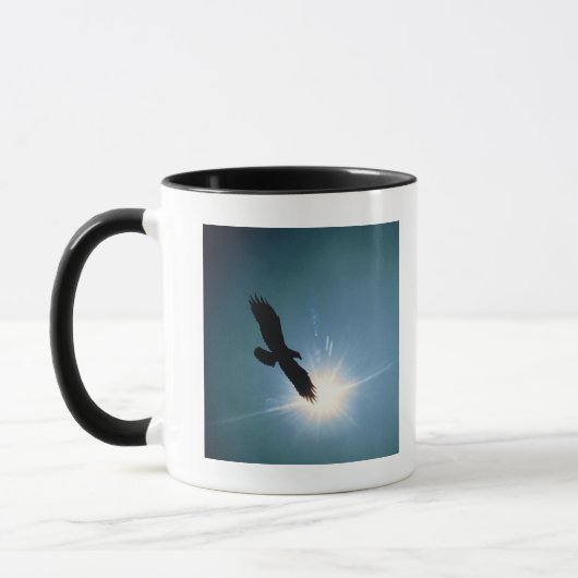 空の白頭鷲の飛行のシルエット マグカップ (左)