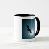 空の白頭鷲の飛行のシルエット マグカップ (正面右)