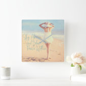 空の砂の上の平和の下のビーチガールシー スクエア壁時計 (ホーム)