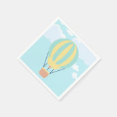 空の緑と黄色の熱気球 スタンダードカクテルナプキン (角)