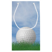 空の背景を持つ草の中のバースデーゴルフボール スモールペーパーバッグ (裏面)