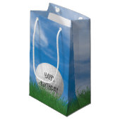 空の背景を持つ草の中のバースデーゴルフボール スモールペーパーバッグ (正面アングル)