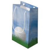 空の背景を持つ草の中のバースデーゴルフボール スモールペーパーバッグ (裏面アングル)