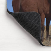 空の背景を持つ馬 マウスパッド (コーナー)