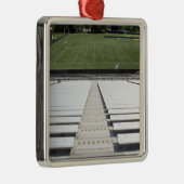 空の観覧席からのフットボール競技場の眺め メタルオーナメント (右)
