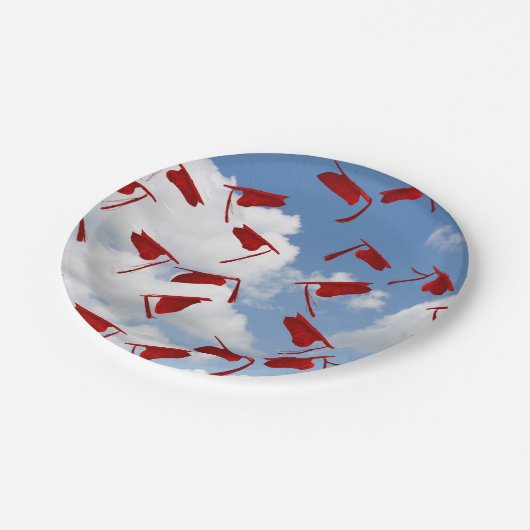 空の赤い卒業帽子 ペーパープレート (アングル)