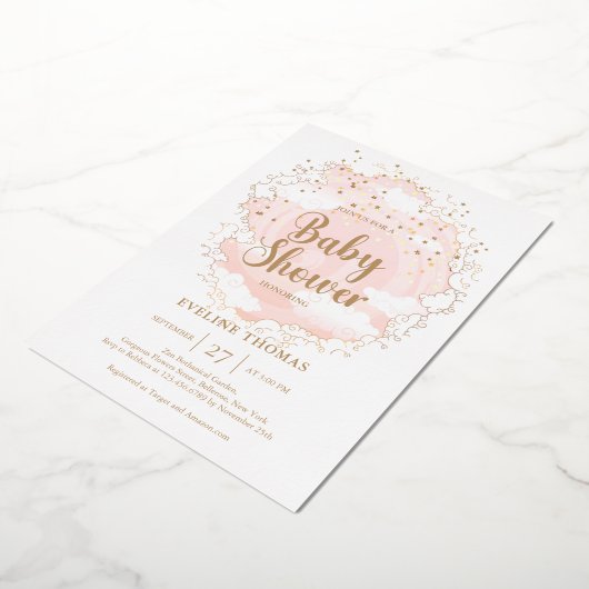 空の赤ちゃんシャワーにピンクと金ゴールドの星が雲 箔招待状 (回転した状態)