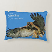 空の赤尾のタカの自由 アクセントクッション (裏面)