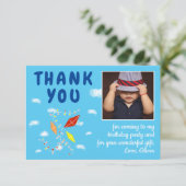 空の雲と青い空に色とりどりの凧 子供の誕生日写真 サンキューカード (スタンド正面)