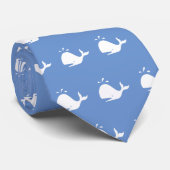 空の青いネックタイに白いクジラの模様 ネクタイ (ロール)