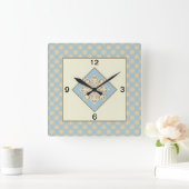 空の青い背景にクリーム色のメダリオンが飾られたスクエアキッチンクロック スクエア壁時計 (ホーム)