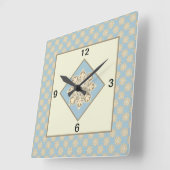 空の青い背景にクリーム色のメダリオンが飾られたスクエアキッチンクロック スクエア壁時計 (傾斜)