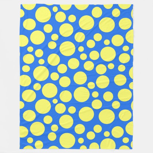 空の青い背景に黄色いエンドウ豆 フリースブランケット (正面)