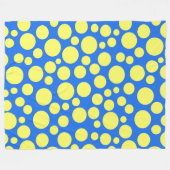 空の青い背景に黄色いエンドウ豆 フリースブランケット (正面(横))