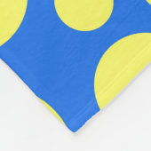 空の青い背景に黄色いエンドウ豆 フリースブランケット (角)