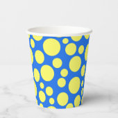 空の青い背景に黄色いエンドウ豆 紙コップ (裏面)