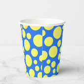 空の青い背景に黄色いエンドウ豆 紙コップ (右)