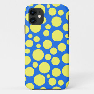 空の青い背景に黄色いエンドウ豆 iPhone 11 ケース