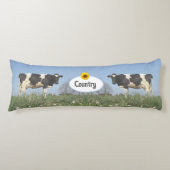 空の青い色に映える牛のカスタムデザイン ボディピロー (正面)