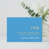 空の青と黄色のタイポグラフィーがおしゃれな結婚式の返信カード 招待状 (スタンド正面)