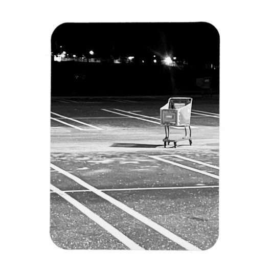 空の駐車場に放置されたショッピングカートの写真 マグネット (縦)