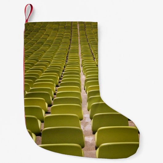 空の黄色い椅子のロット スモールクリスマスストッキング (正面)