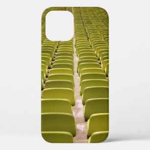 空の黄色い椅子のロット iPhone 12ケース