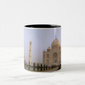 空のCharbaghはのタージ・マハルで庭いじりをします ツートーンマグカップ (中央)