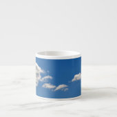 空は青、白い雲が通り過ぎている エスプレッソカップ (正面)