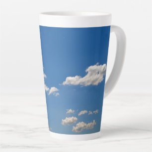 空は青、白い雲が通り過ぎている カフェラテマグ