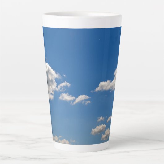 空は青、白い雲が通り過ぎている カフェラテマグ (正面)