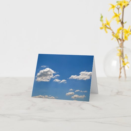 空は青、白い雲が通り過ぎている カード (黄色い花)