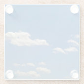 空は青、白い雲が通り過ぎている ガラスコースター (裏面)
