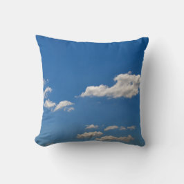 空は青、白い雲が通り過ぎている クッション