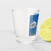 空は青、白い雲が通り過ぎている ショットグラス (左)