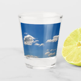 空は青、白い雲が通り過ぎている ショットグラス